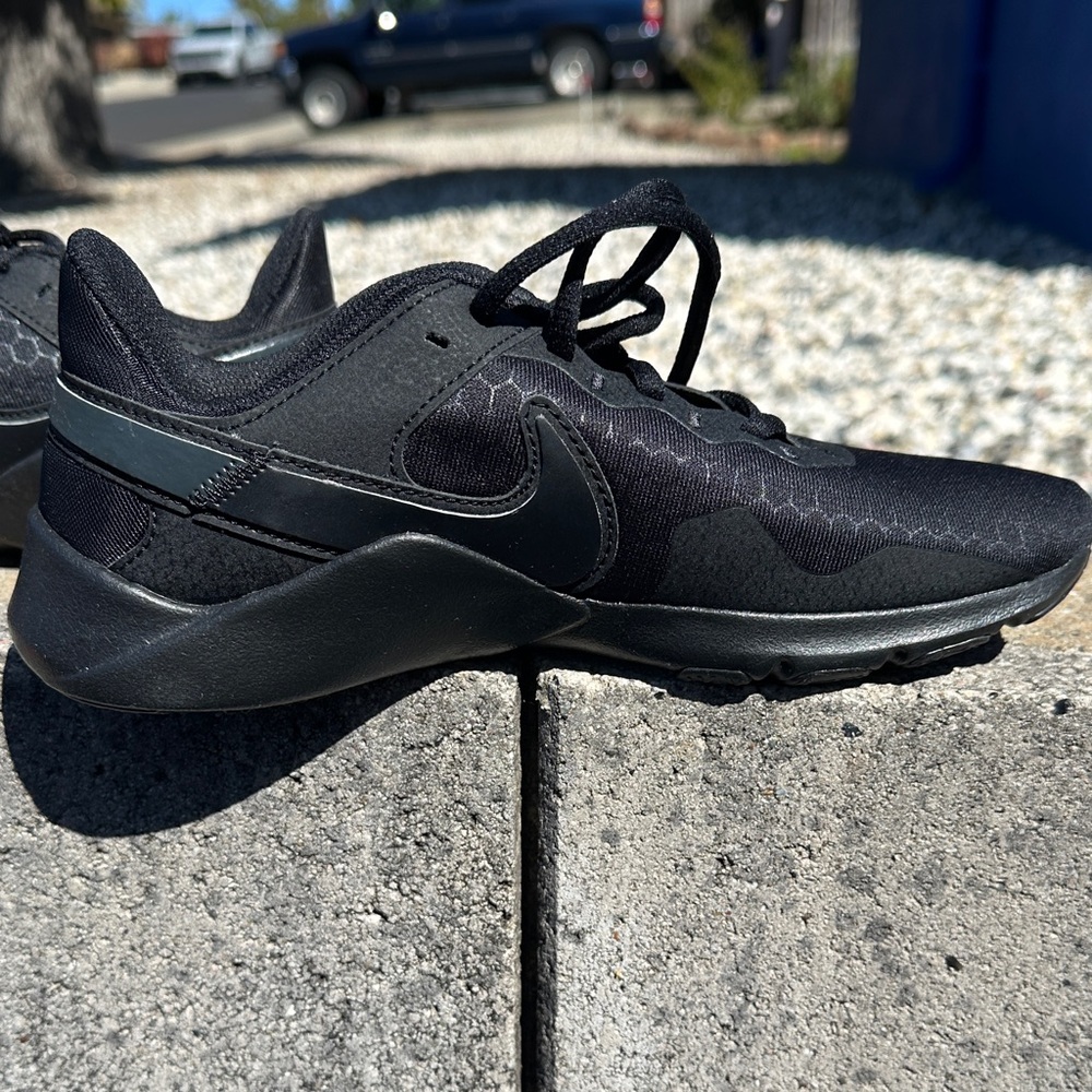 Nike Men's Black and Gray Athletic Shoes